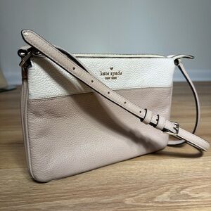 Kate Spade Leila Triple Gusset 2 Toned Pebbled Warm Beige &‎ White Crossbody